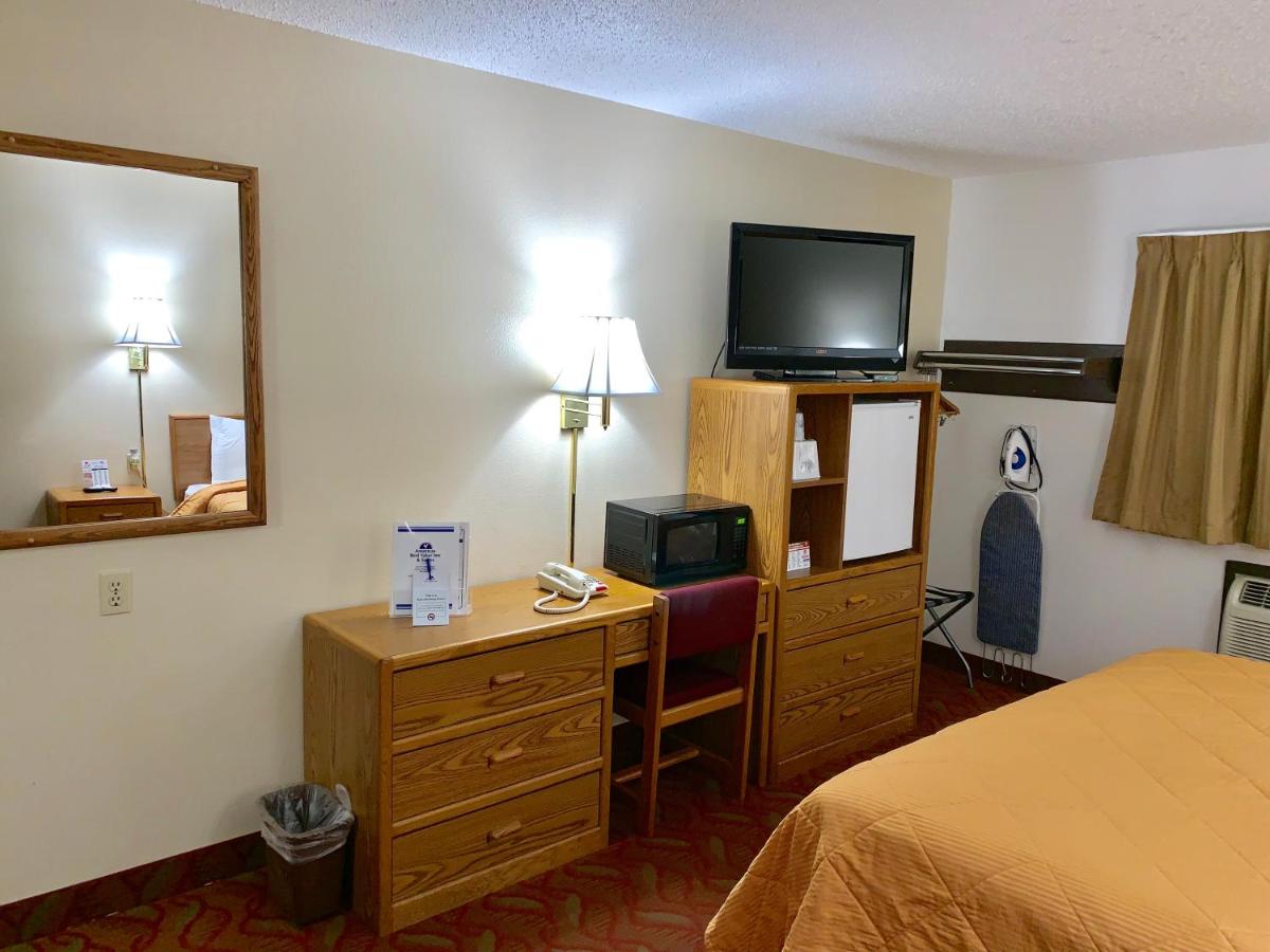 King Room at Americas Best Value Inn & Suites Sidney