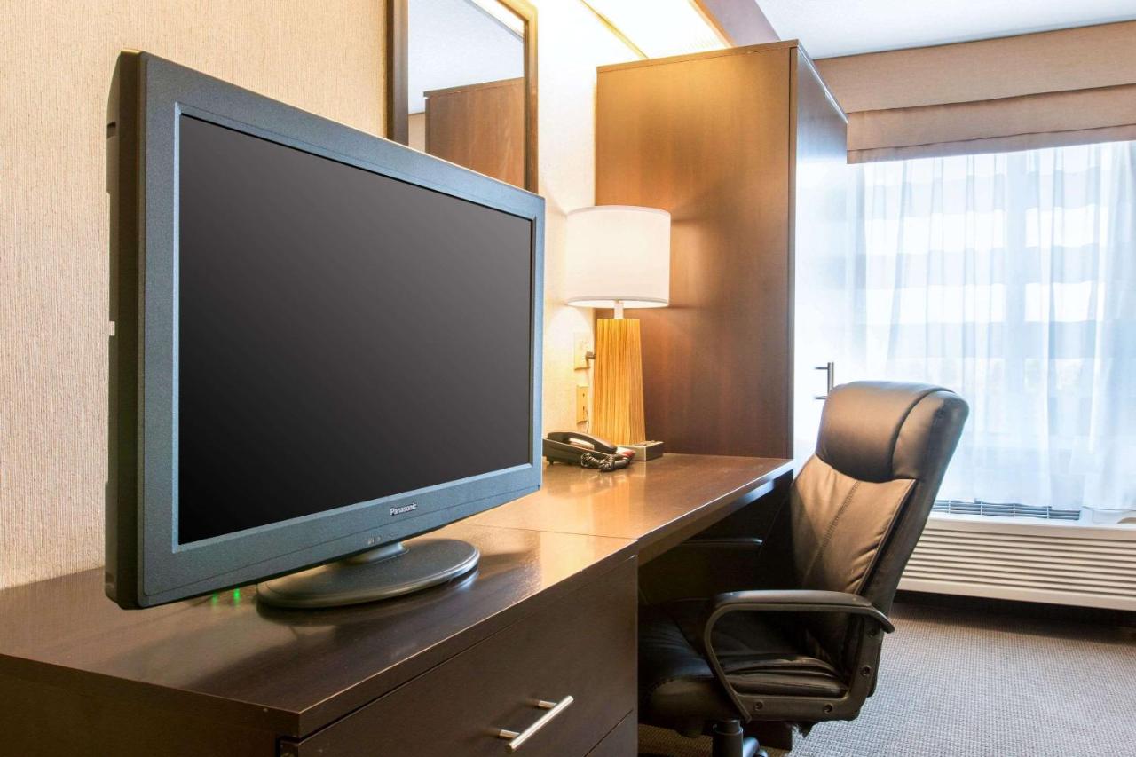 Queen Suite with Sofa Bed - Non-Smoking at Sleep Inn And Suites Oregon