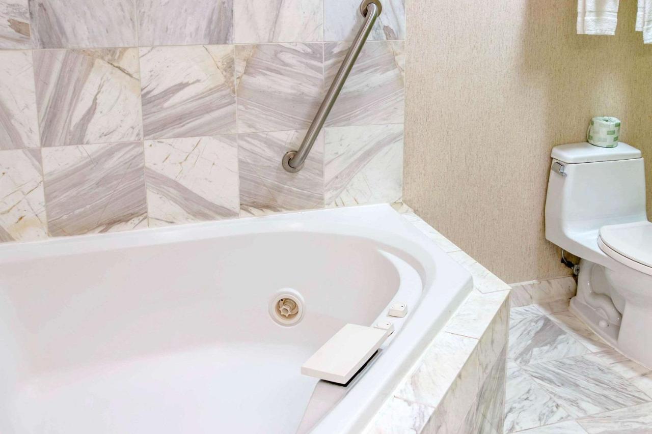 King Suite - Non-Smoking at Sleep Inn And Suites Oregon