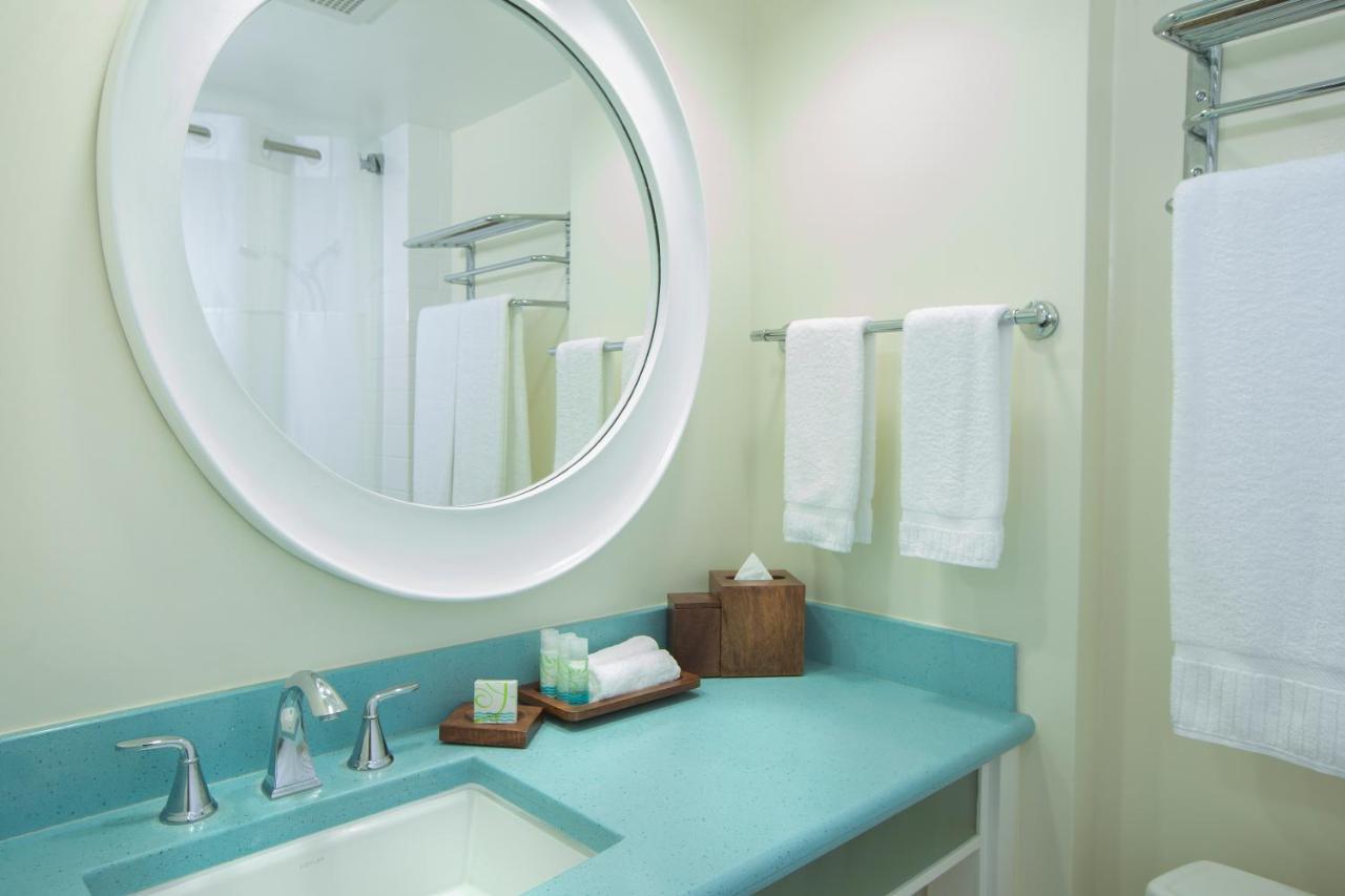 Coconut Waikiki Executive Suite at Coconut Waikiki Hotel