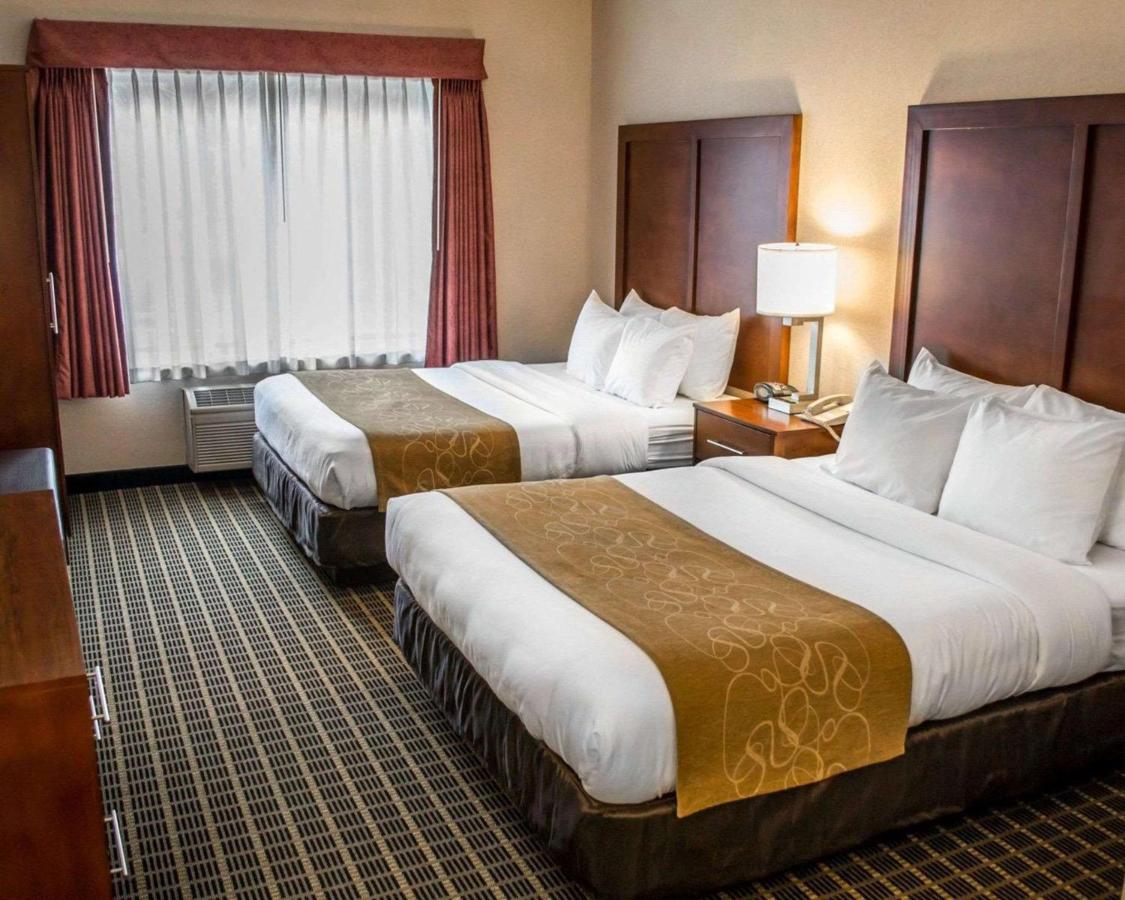 Queen Suite - Non-Smoking at Sylvania Inn & Suites Tigard Portland I-5