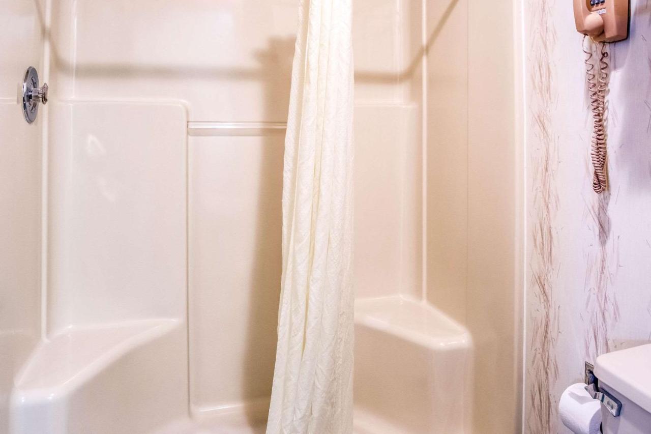King Suite with Tub - Non Smoking at Econo Lodge Southeast Milwaukie/Portland