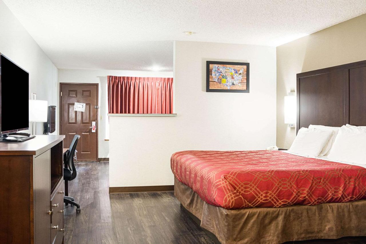 King Suite with Tub - Non Smoking at Econo Lodge Southeast Milwaukie/Portland