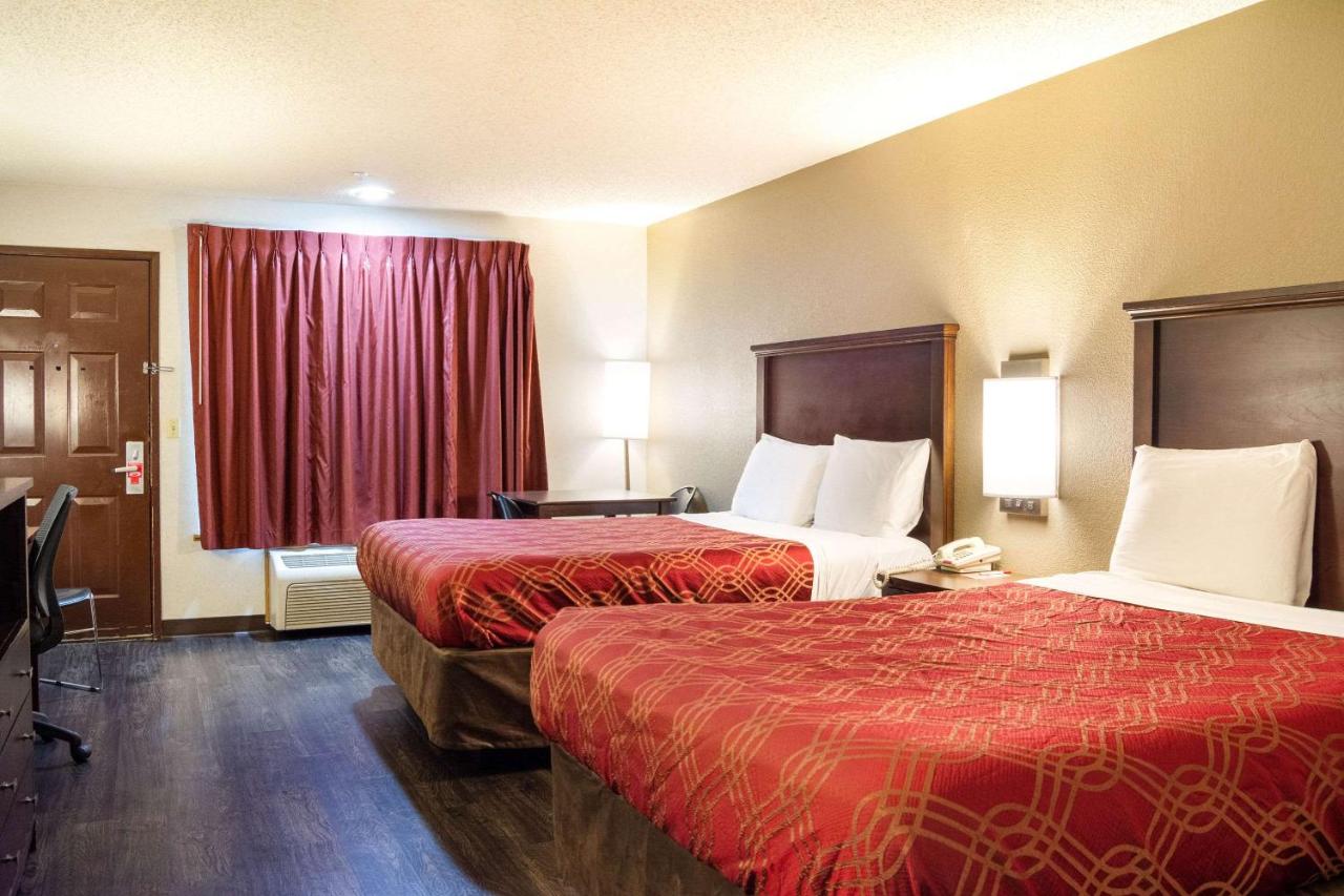 Queen Room with Two Queen Beds - Non-Smoking at Econo Lodge Southeast Milwaukie/Portland