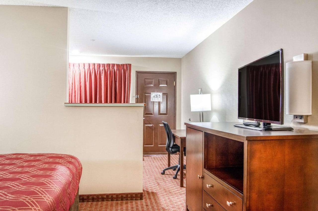 King Suite - Non-Smoking at Econo Lodge Southeast Milwaukie/Portland