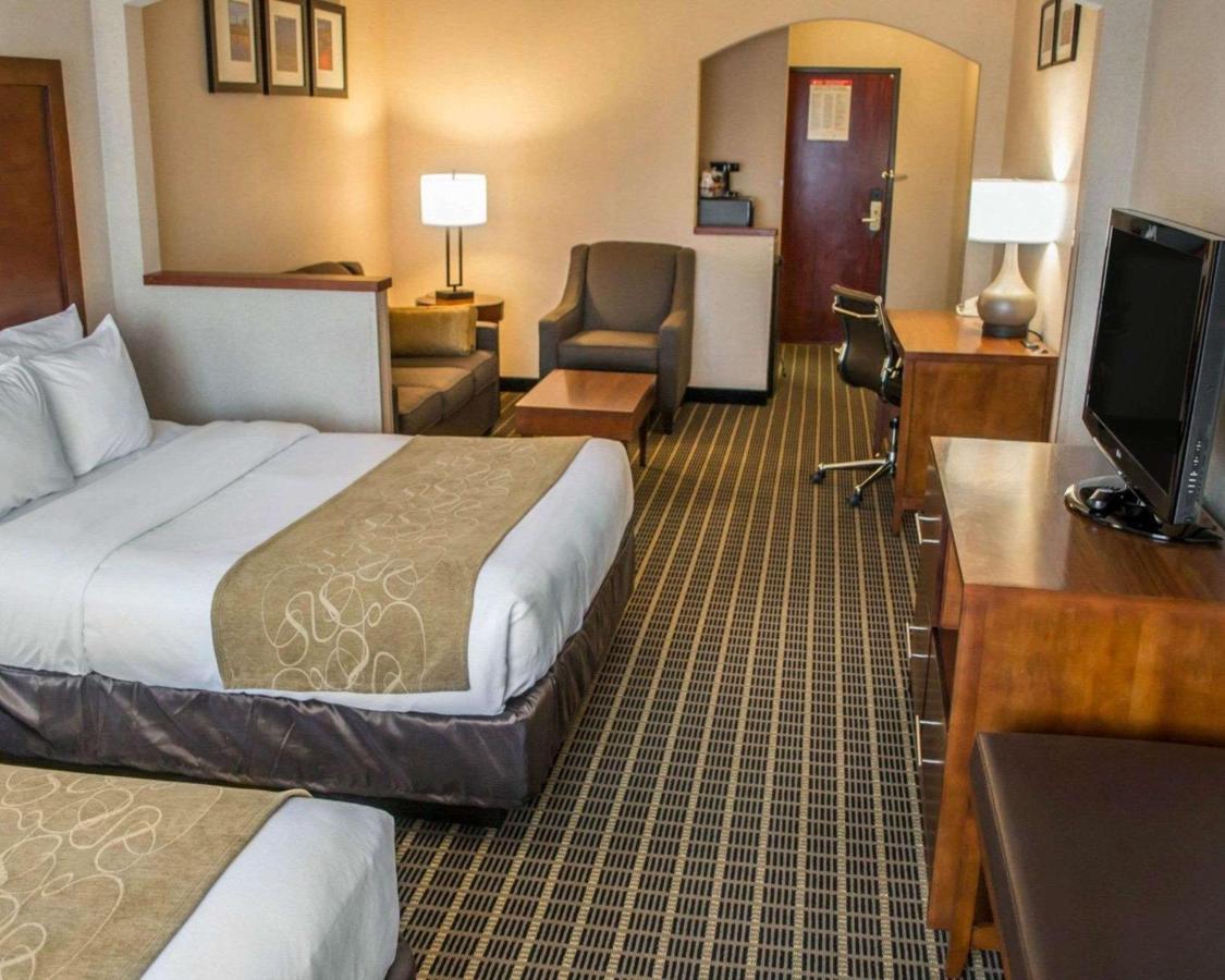 Queen Suite - Non-Smoking at Sylvania Inn & Suites Tigard Portland I-5