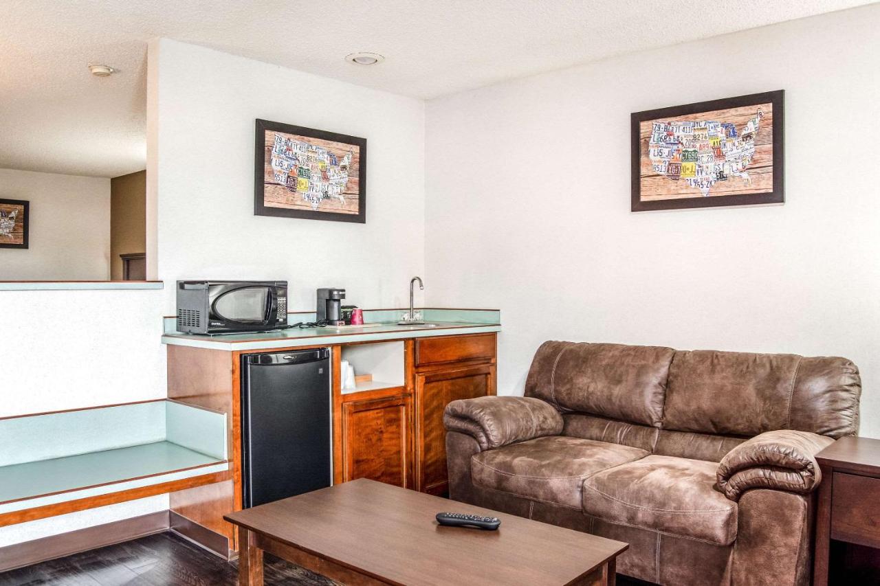 Queen Suite with Two Queen Beds - Non-Smoking at Econo Lodge Southeast Milwaukie/Portland