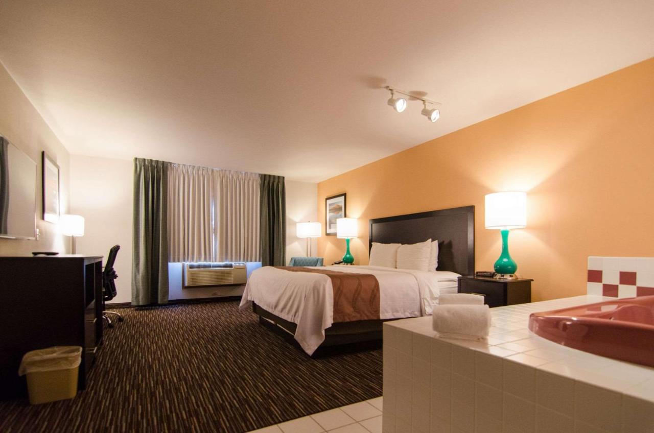 King Suite with Hot Tub - Non-Smoking at Cottage Grove Inn
