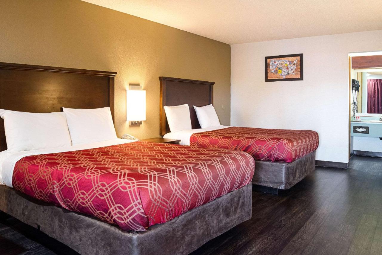 Queen Room with Two Queen Beds - Non-Smoking at Econo Lodge Southeast Milwaukie/Portland