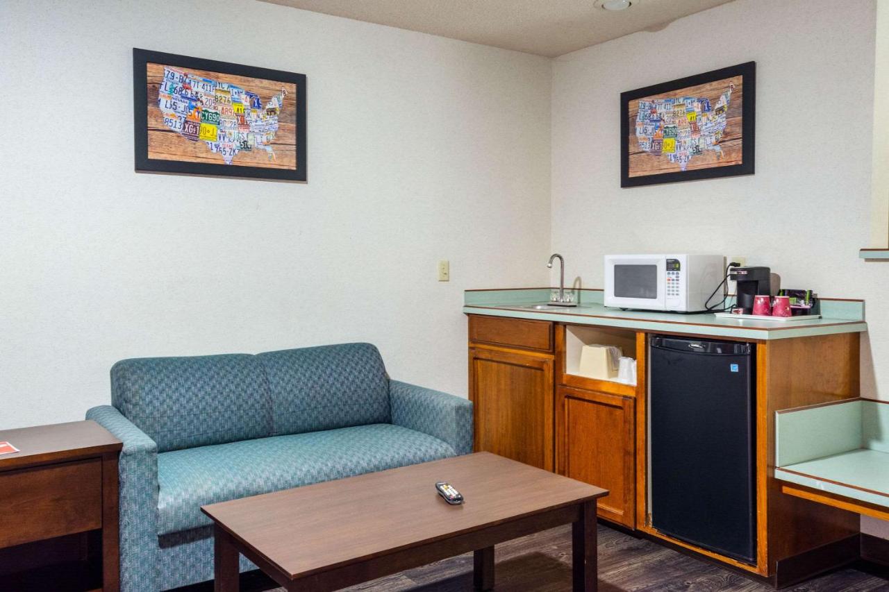 King Suite with Tub - Non Smoking at Econo Lodge Southeast Milwaukie/Portland