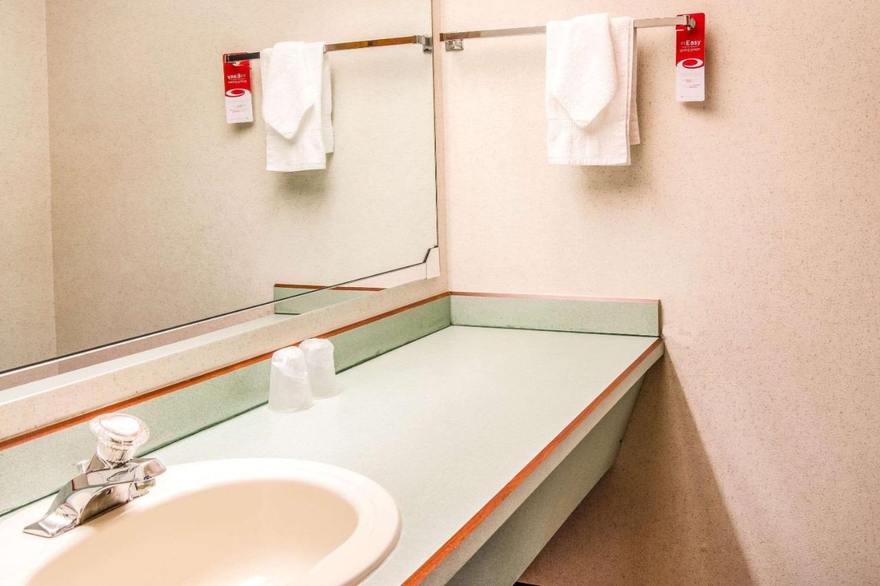 King Suite with Tub - Non Smoking at Econo Lodge Southeast Milwaukie/Portland
