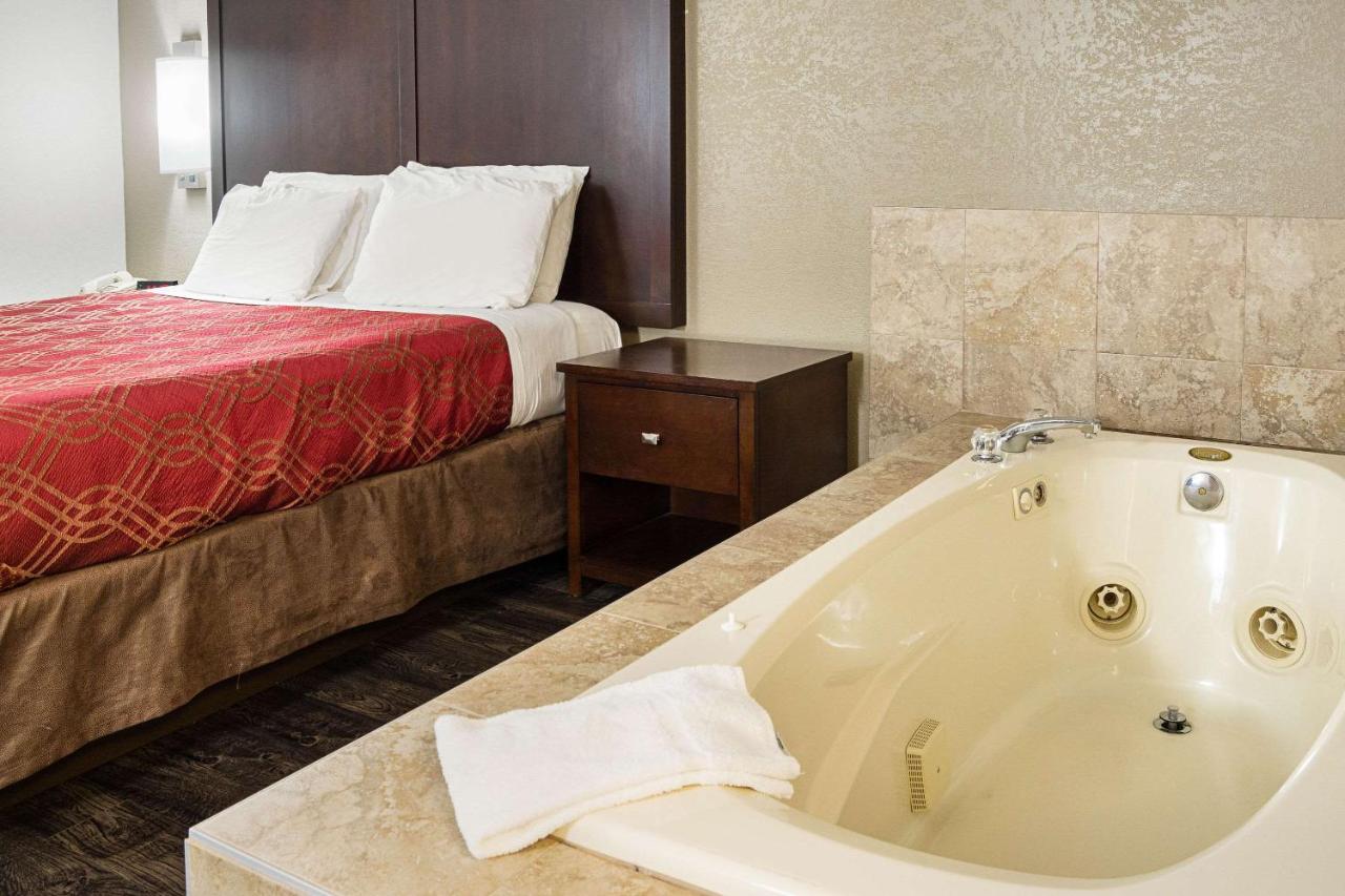 King Suite with Tub - Non Smoking at Econo Lodge Southeast Milwaukie/Portland