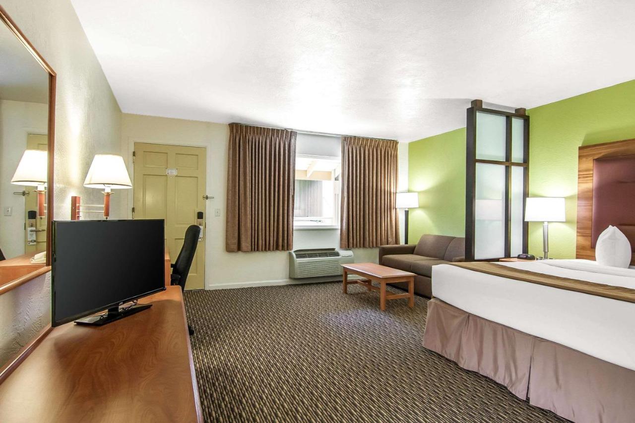 King Suite - Non-Smoking at Quality Inn & Suites at Coos Bay