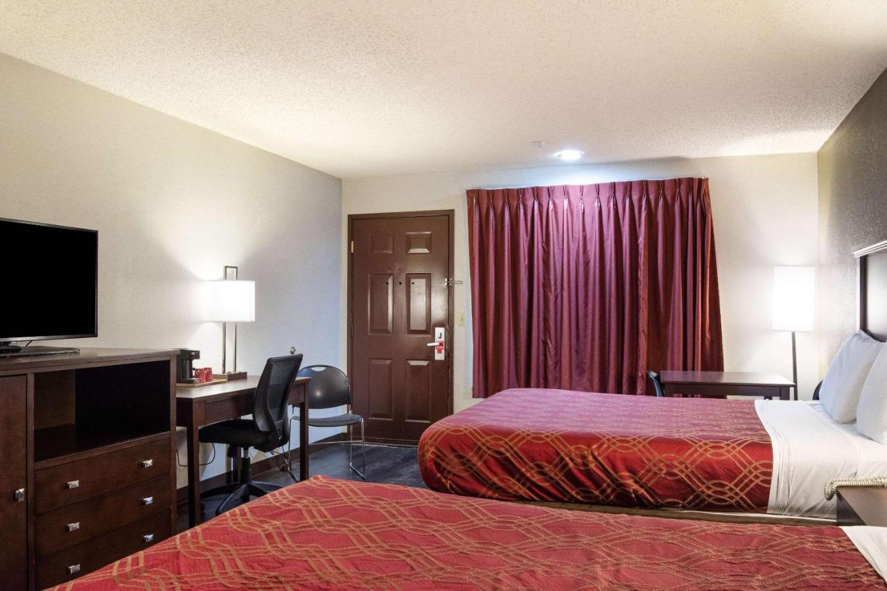 Queen Room with Two Queen Beds - Non-Smoking at Econo Lodge Southeast Milwaukie/Portland