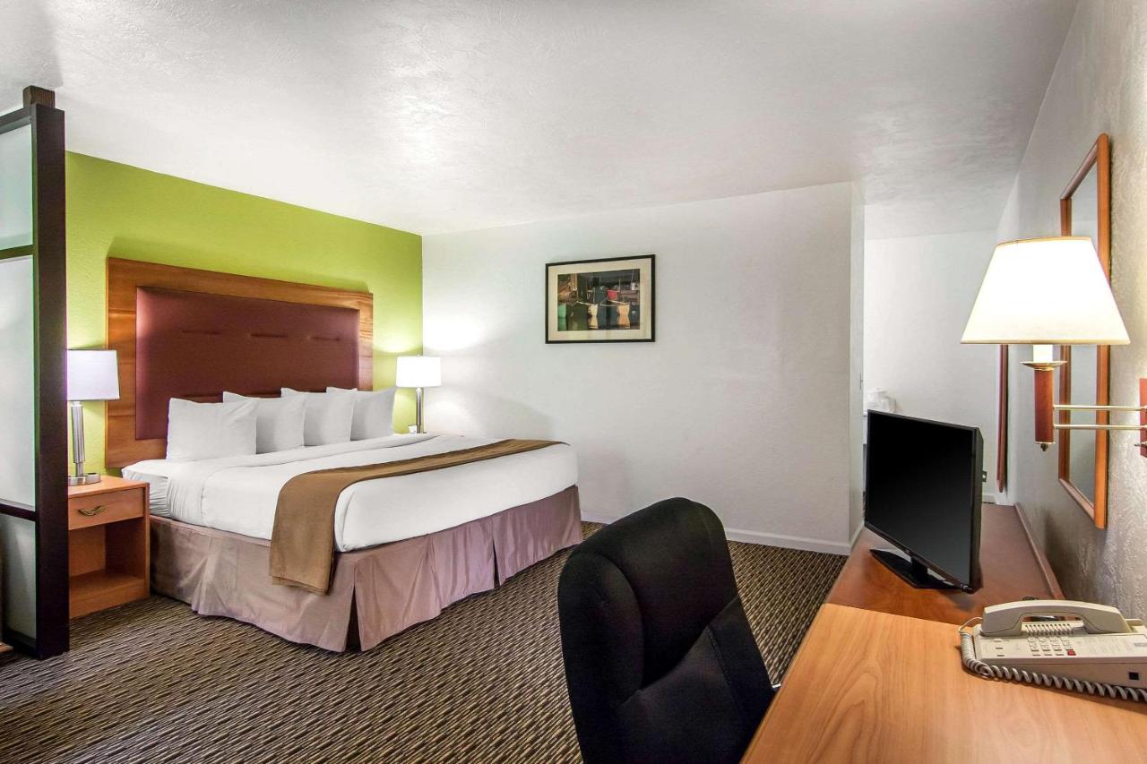 King Suite - Non-Smoking at Quality Inn & Suites at Coos Bay