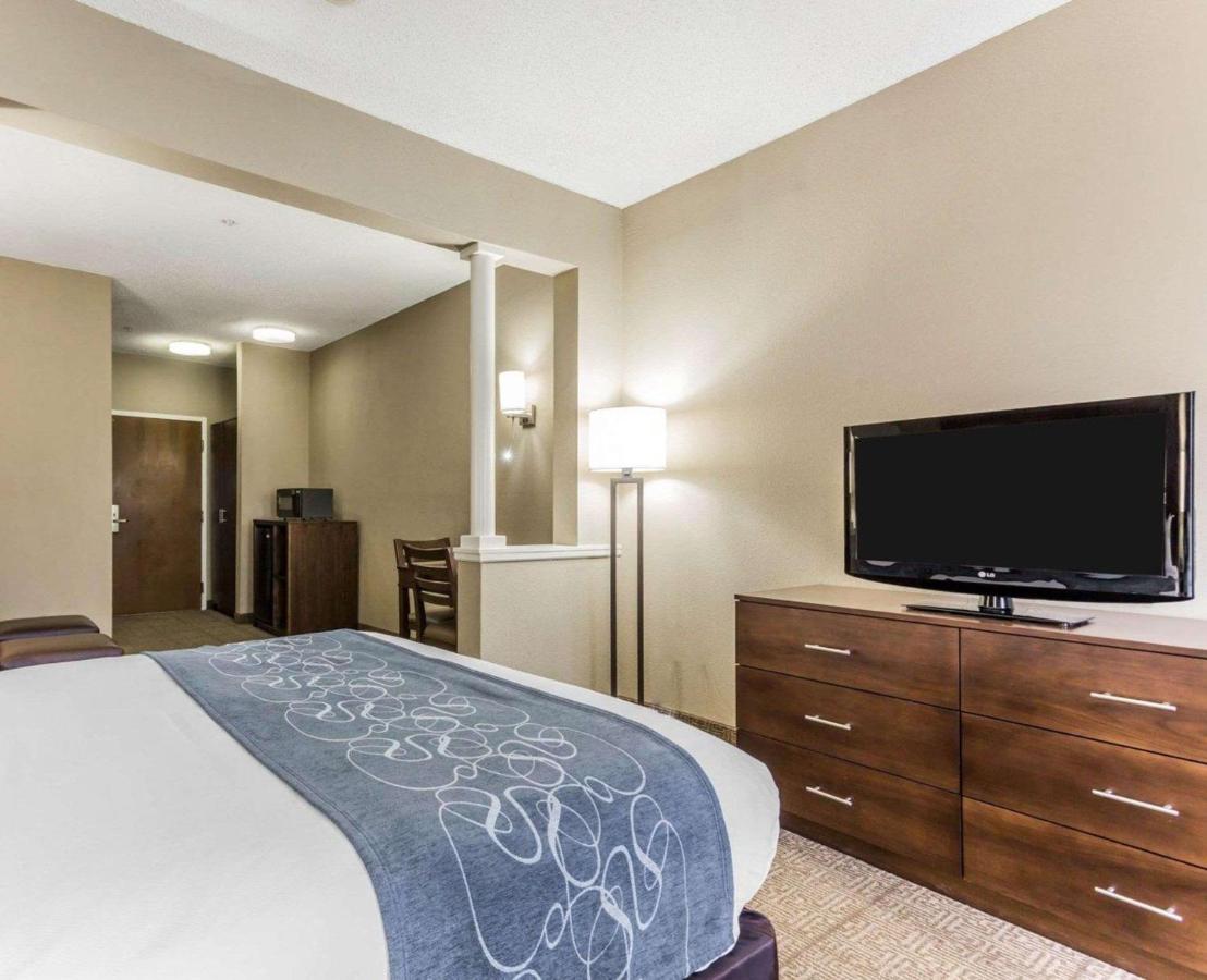 King Suite - Accessible/Non-Smoking at Comfort Suites at Isle Of Palms Connector