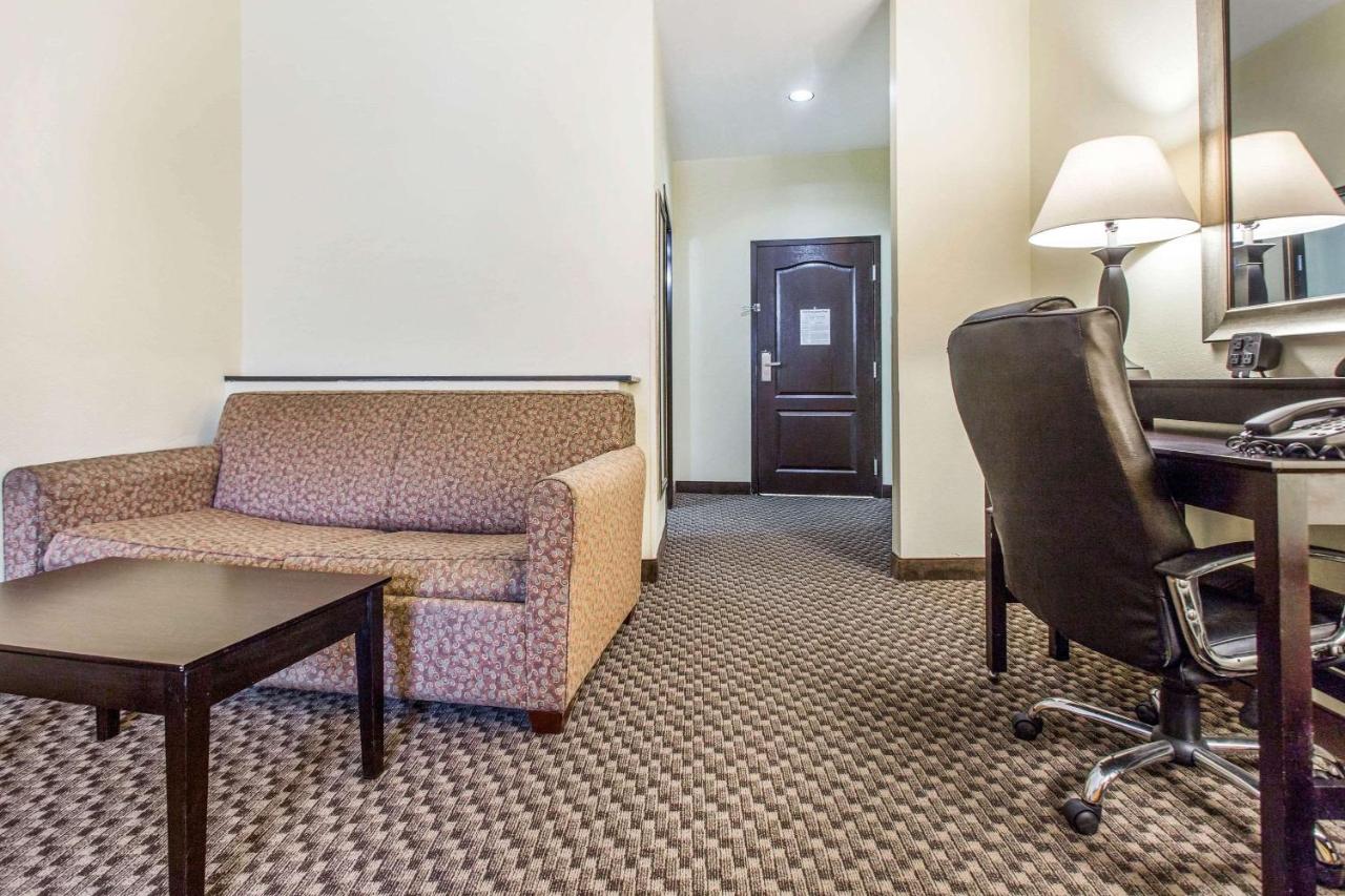 Queen Suite - Non-Smoking at Comfort Suites Clinton near Presbyterian College