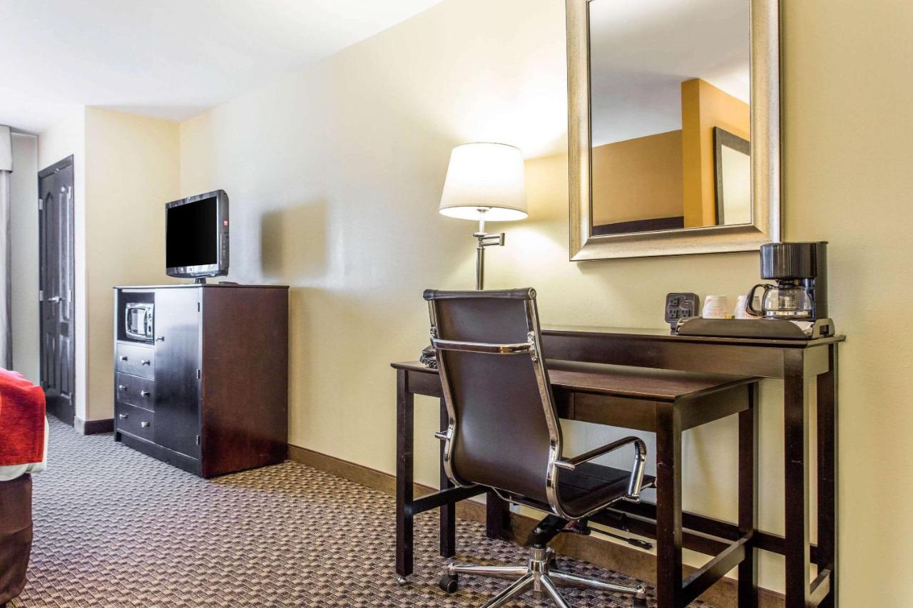 Queen Suite with Two Queen Beds - Non-Smoking at Comfort Suites Clinton near Presbyterian College