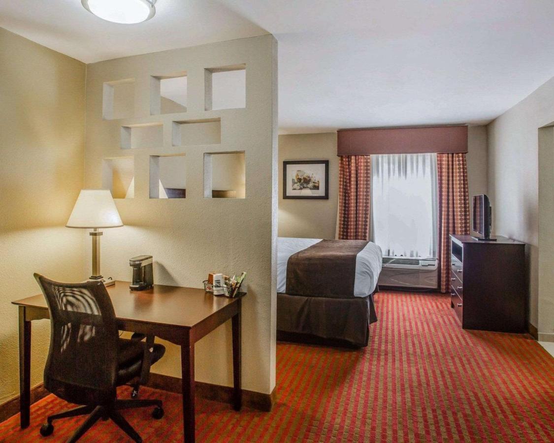 King Suite - Accessible/Non-Smoking at Quality Suites Nashville Airport