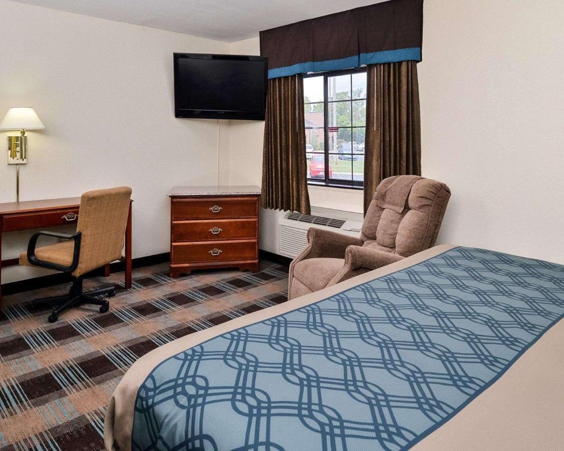 Queen Room - Non-Smoking at Econo Lodge Inn & Suites Shelbyville