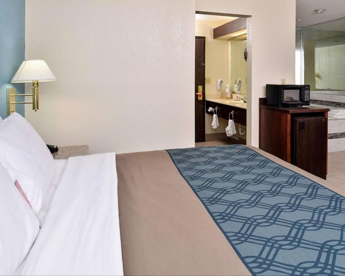 Queen Room - Non-Smoking at Econo Lodge Inn & Suites Shelbyville