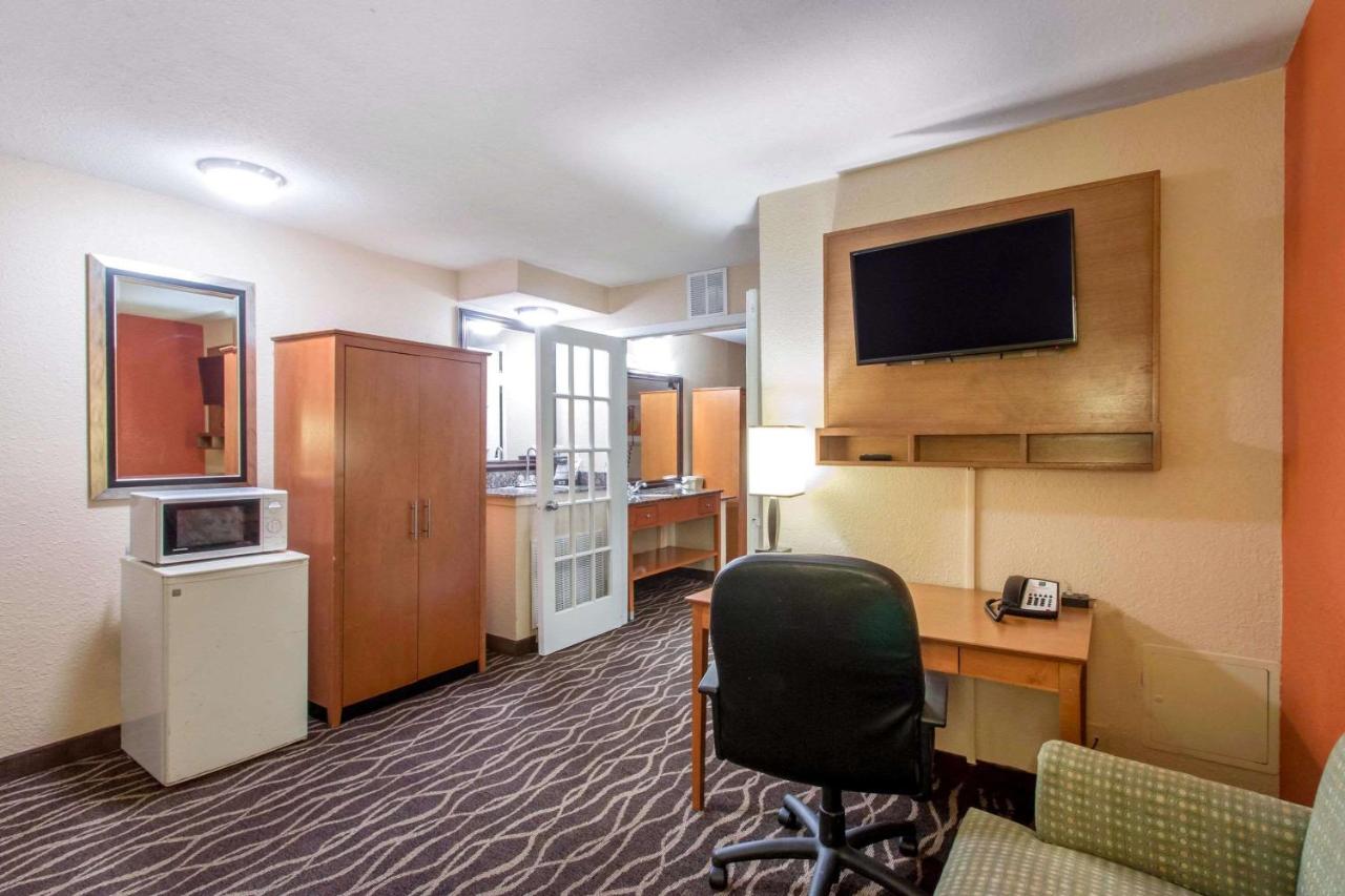 One-Bedroom King Suite at Quality Inn & Suites I-35 near Frost Bank Center