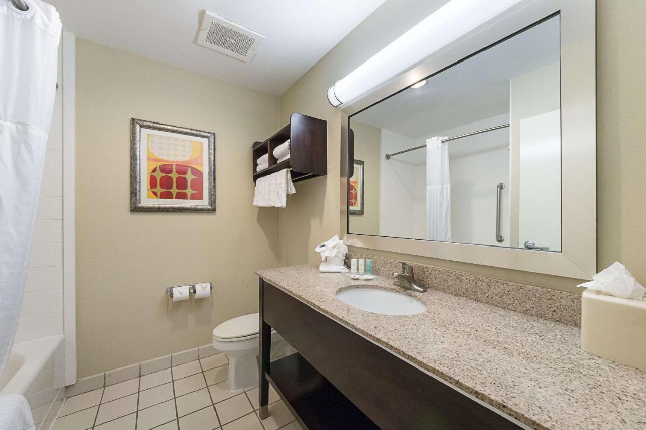 Queen Suite - Non-Smoking at Comfort Suites Beachside