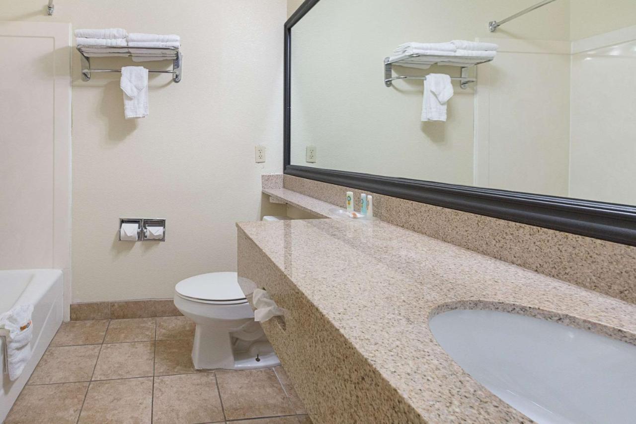 King Suite - Non-Smoking at Quality Suites Temple I-35