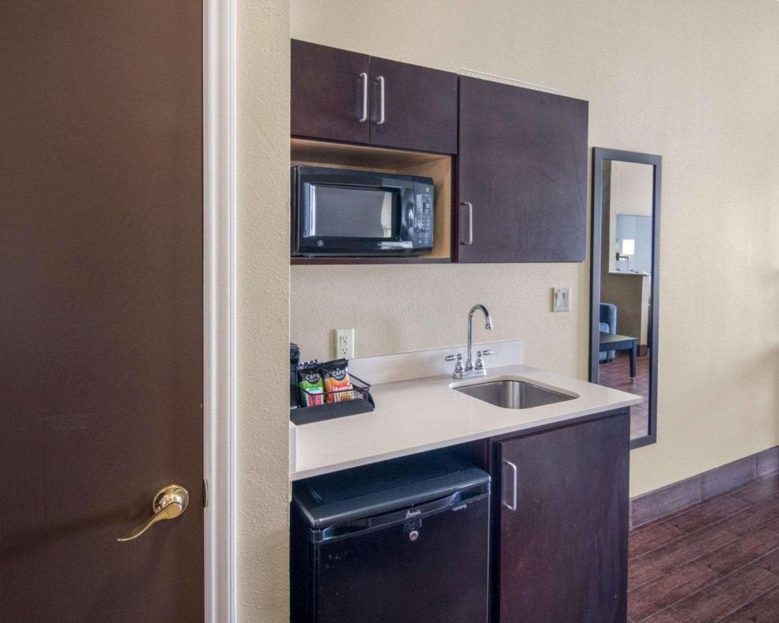 Queen Suite with Two Queen Beds and Accessible Tub - Accessible/Non-Smoking at Comfort Suites Odessa near University
