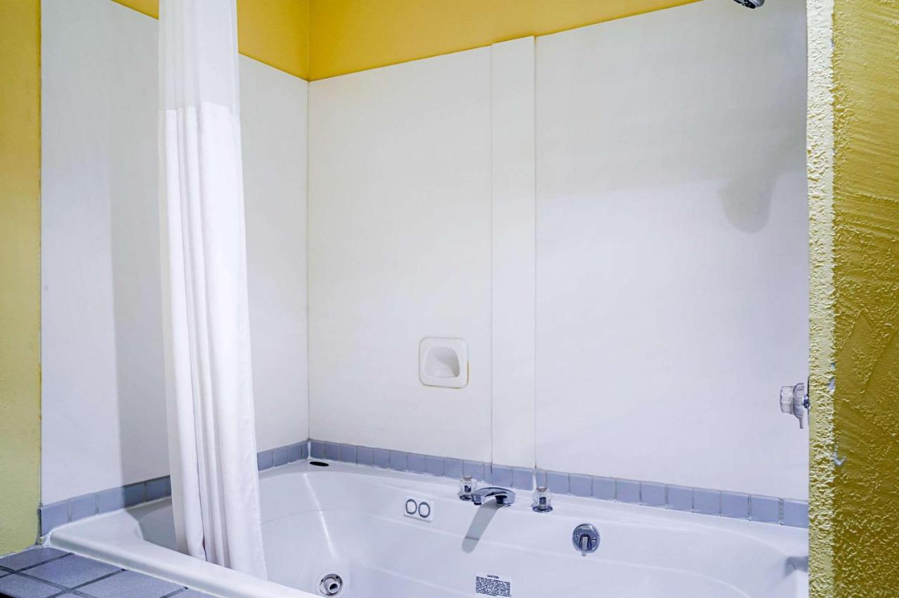 King Suite - Non-Smoking at Rodeway Inn & Suites Blanding