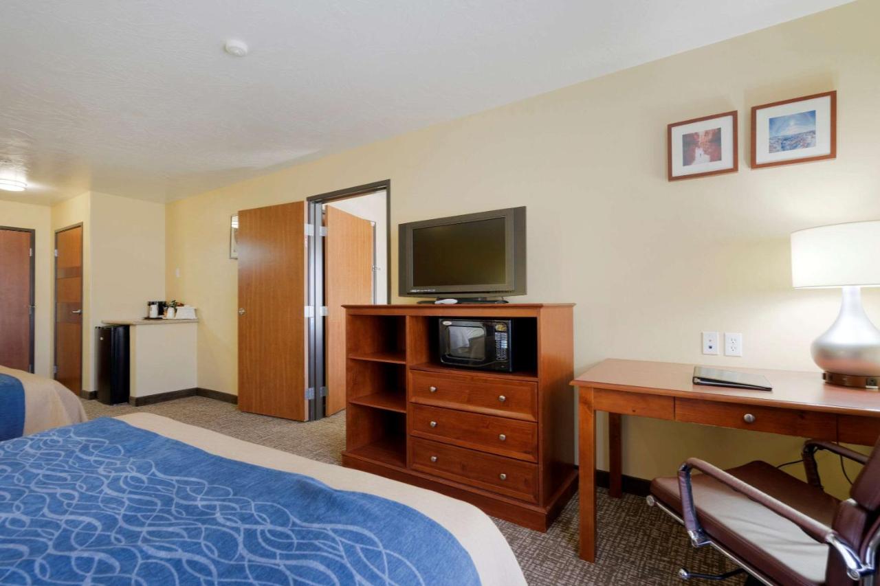 Queen Suite with Three Queen Beds at Comfort Inn & Suites Cedar City South