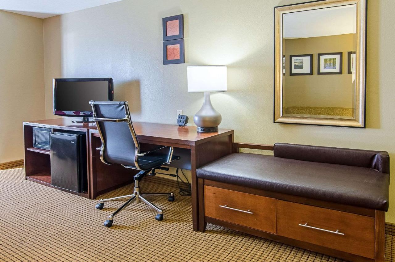 King Suite - Non-Smoking at Comfort Suites Wytheville near Conference Center