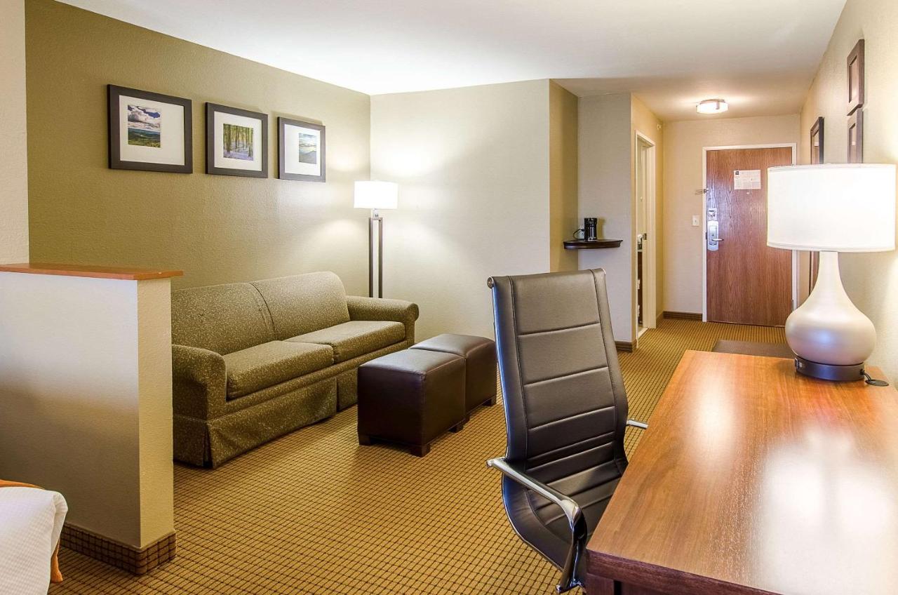Queen Suite with Two Queen Beds - Non Smoking at Comfort Suites Wytheville near Conference Center