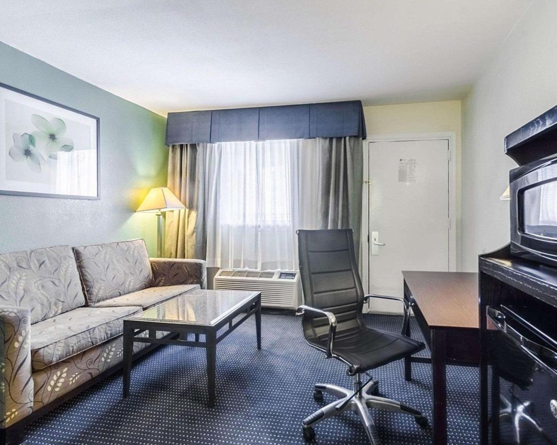 King Suite - Non-Smoking/Poolside at Rodeway Inn & Suites Williamsburg Central