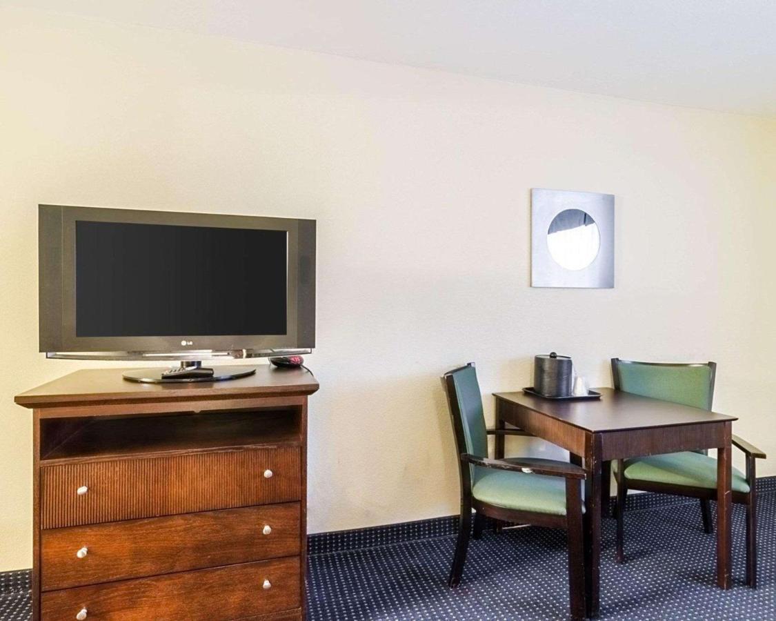 King Suite - Non-Smoking/Poolside at Rodeway Inn & Suites Williamsburg Central
