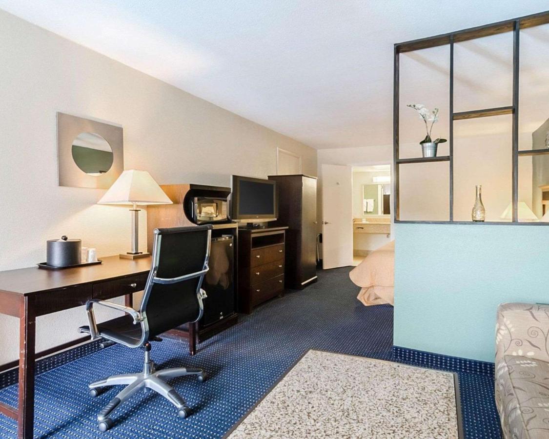 King Suite - Non-Smoking/Poolside at Rodeway Inn & Suites Williamsburg Central
