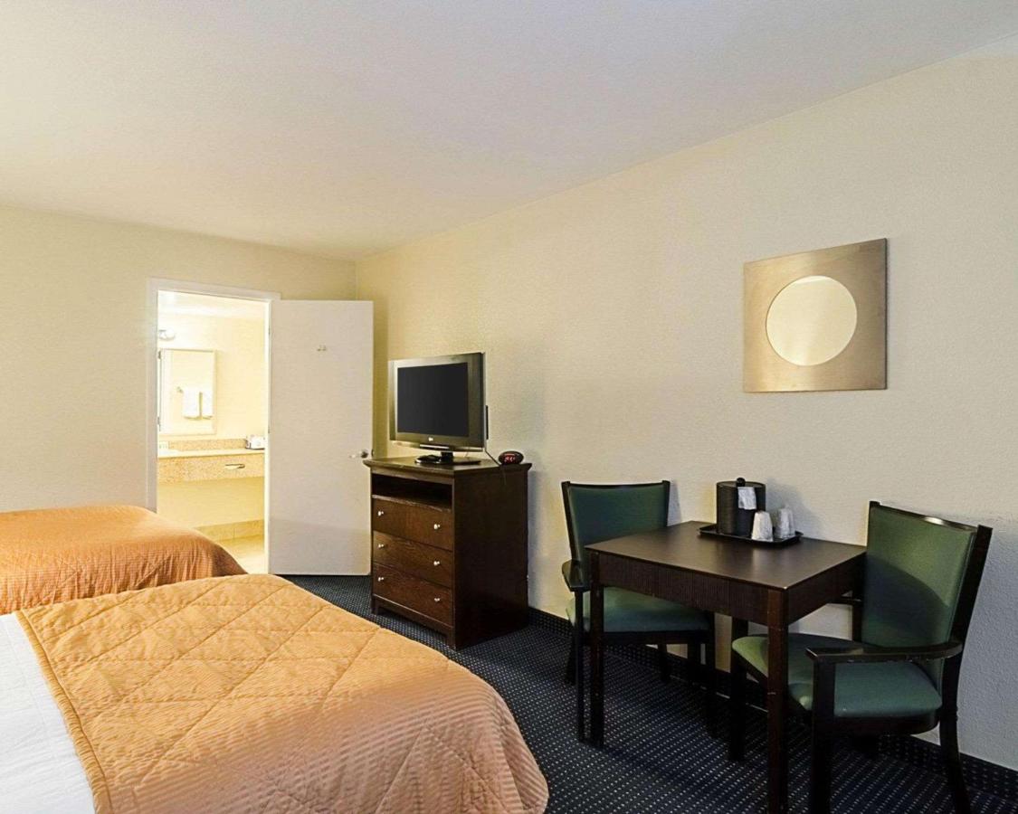 Double Room with Two Double Beds at Rodeway Inn & Suites Williamsburg Central