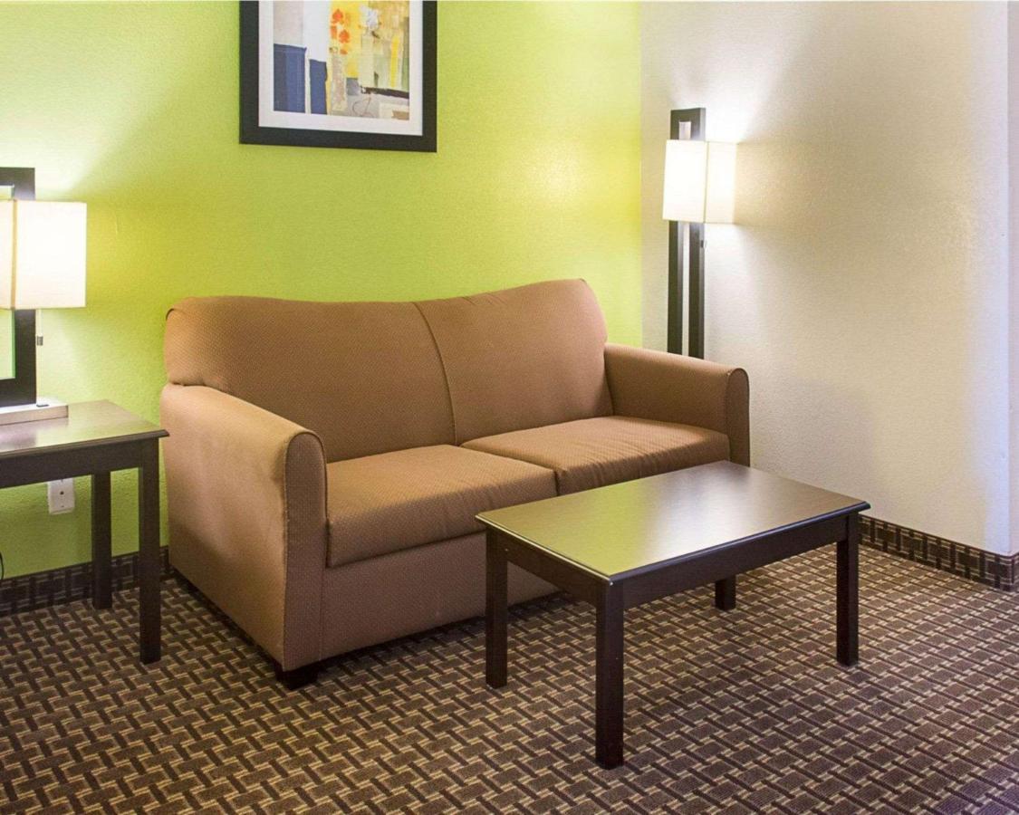 SNK 1 King Bed, Non Smoking at Quality Inn and Suites