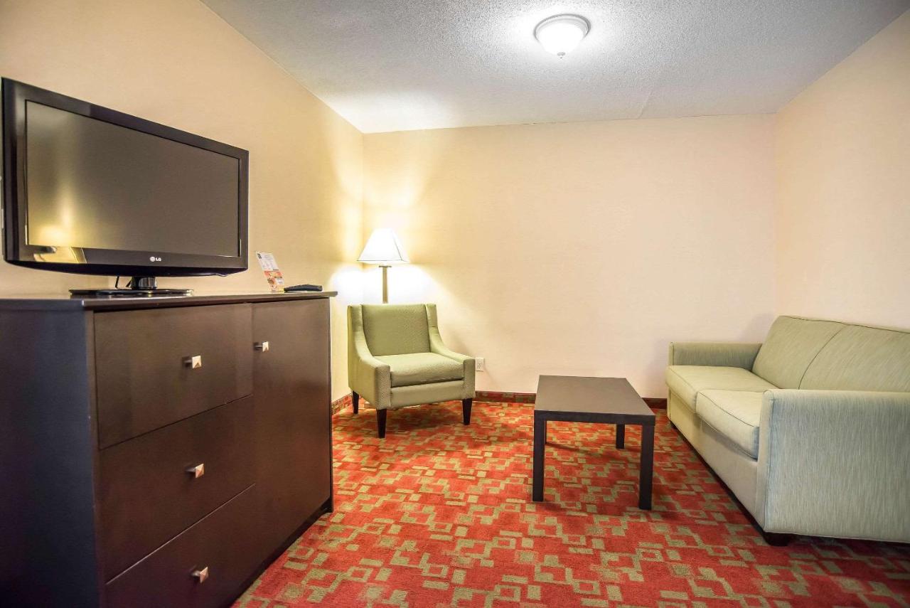 Queen Room with Two Queen Beds and Sofa Bed - Non-Smoking at Days Inn by Wyndham Shelburne/Burlington