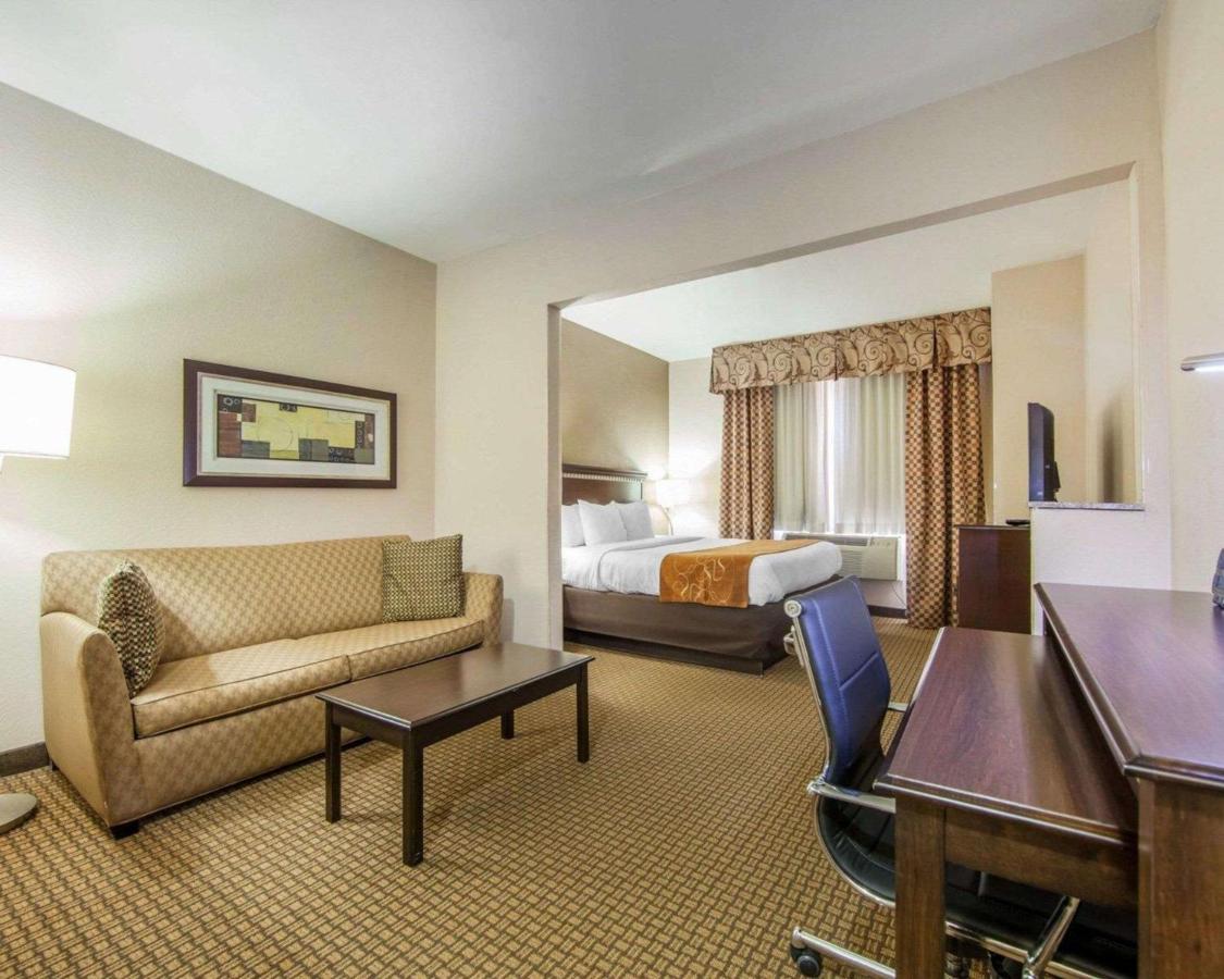 King Suite - Non-Smoking at Comfort Suites London South