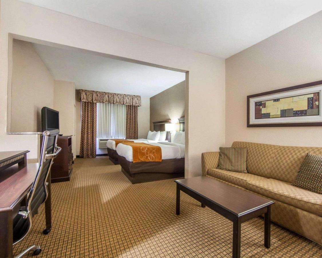 Suite with Two Double Beds - Non-Smoking at Comfort Suites London South