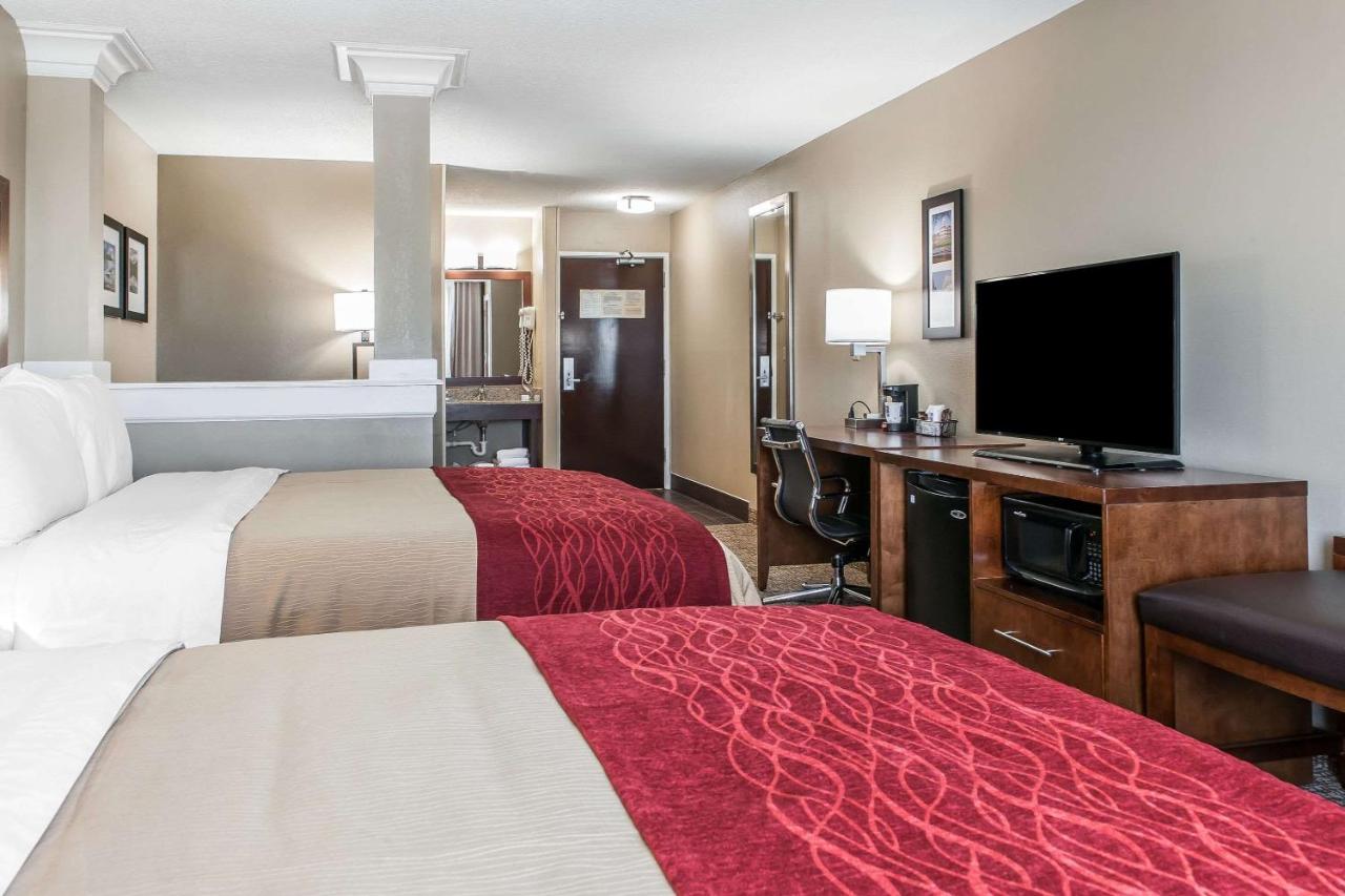 Queen Suite with Two Queen Beds and Sofa Bed at Comfort Inn & Suites Mount Sterling