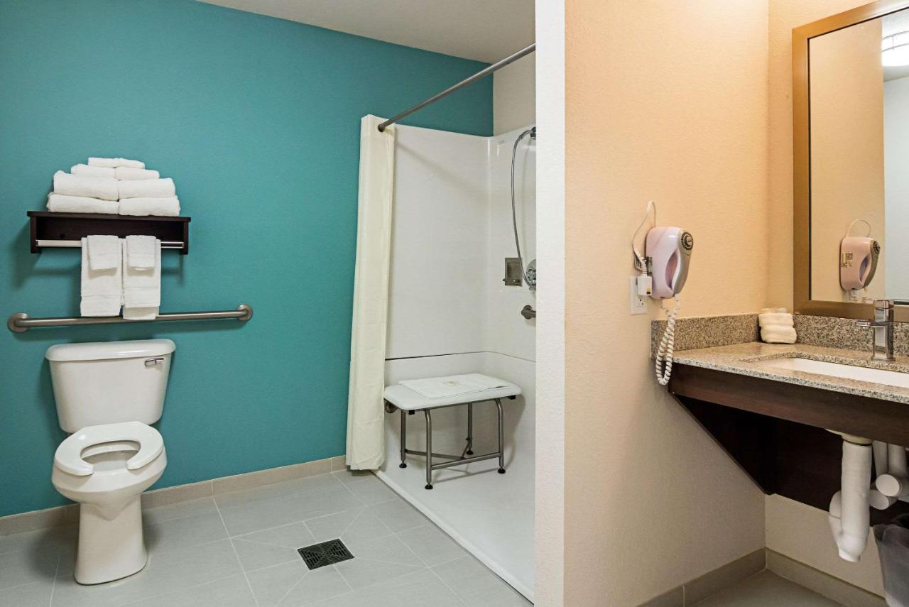 Queen Suite with Two Queen Beds - Disability Access/Non-Smoking at Suburban Studios Monaca - Pittsburgh