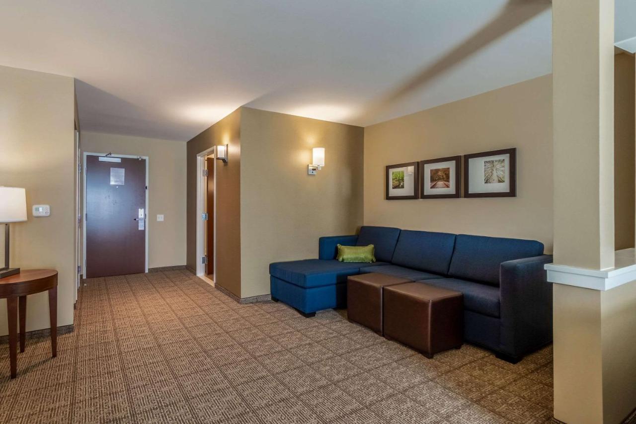 Queen Suite with Two Queen Beds - Non-Smoking at Comfort Inn & Suites – Harrisburg Airport – Hershey South