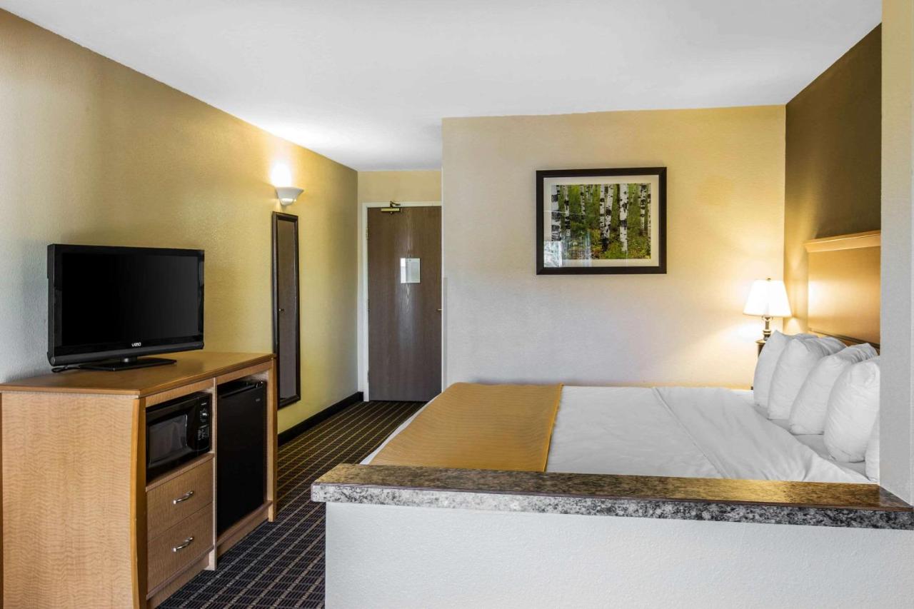 King Room - Non-Smoking at Quality Inn & Suites Silverthorne - Copper Mountain