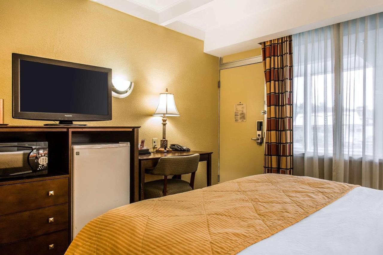 Queen Room - Non-Smoking at Hamden Hotel and Suites – Hamden New Haven