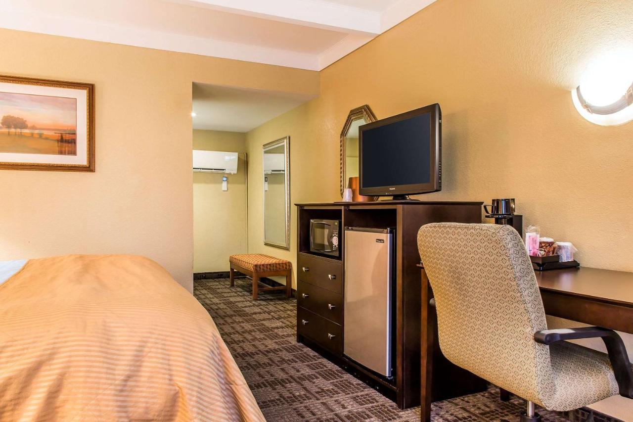 King Room - Non-Smoking at Hamden Hotel and Suites – Hamden New Haven