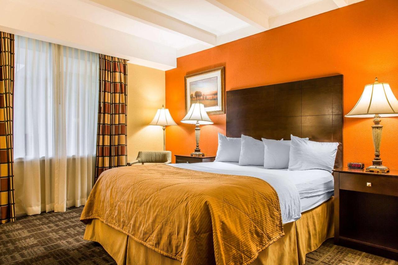Queen Room - Non-Smoking at Hamden Hotel and Suites – Hamden New Haven