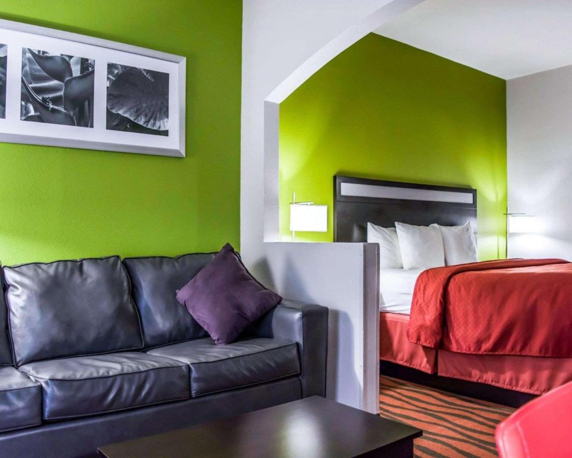 King Bed Suite - Non-Smoking at Quality Suites Fort Myers I-75