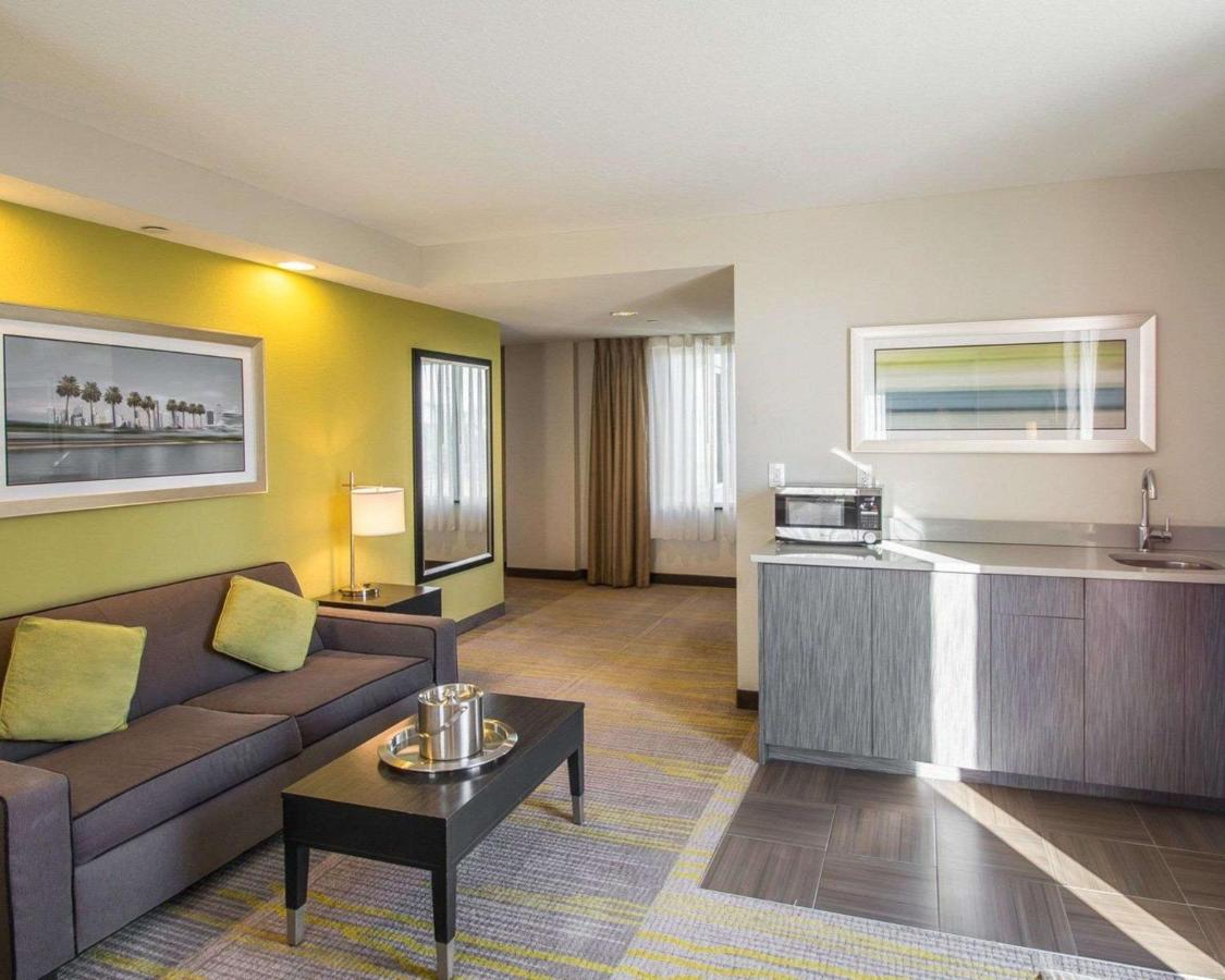 Queen Suite - Disability Access/Non-Smoking at Comfort Suites Miami Airport North